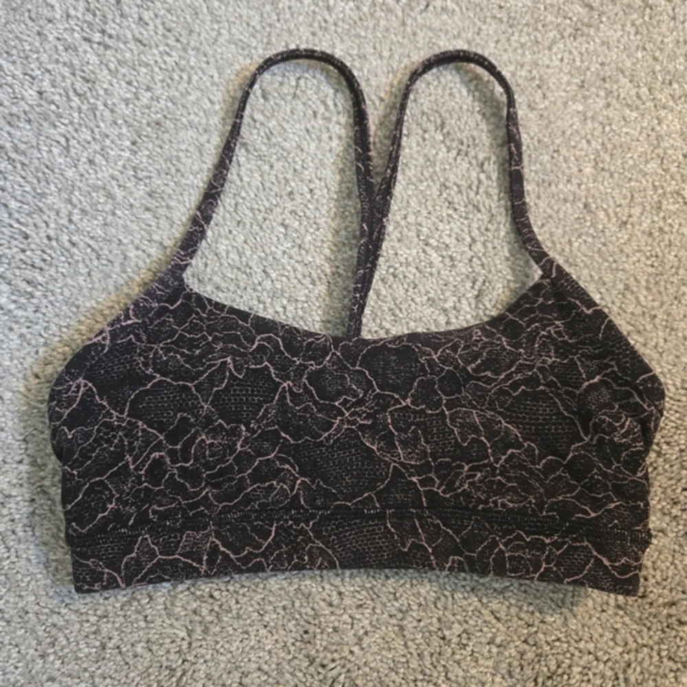 Lululemon Flow Y Bra Lacescape Spanish Rose Black No Pads‎ Faded Logo